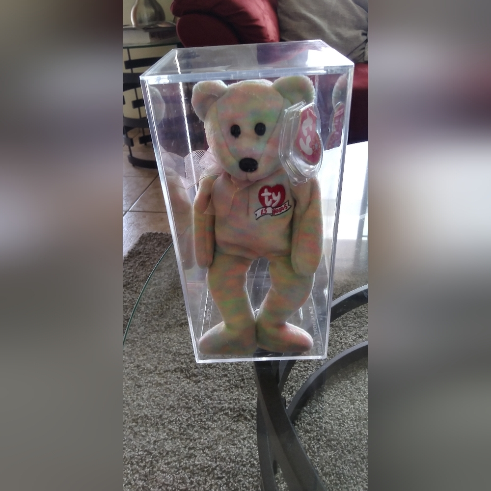 Collectibles.Look Celebrate the bear .15 Years Beanie Babybear in case protector